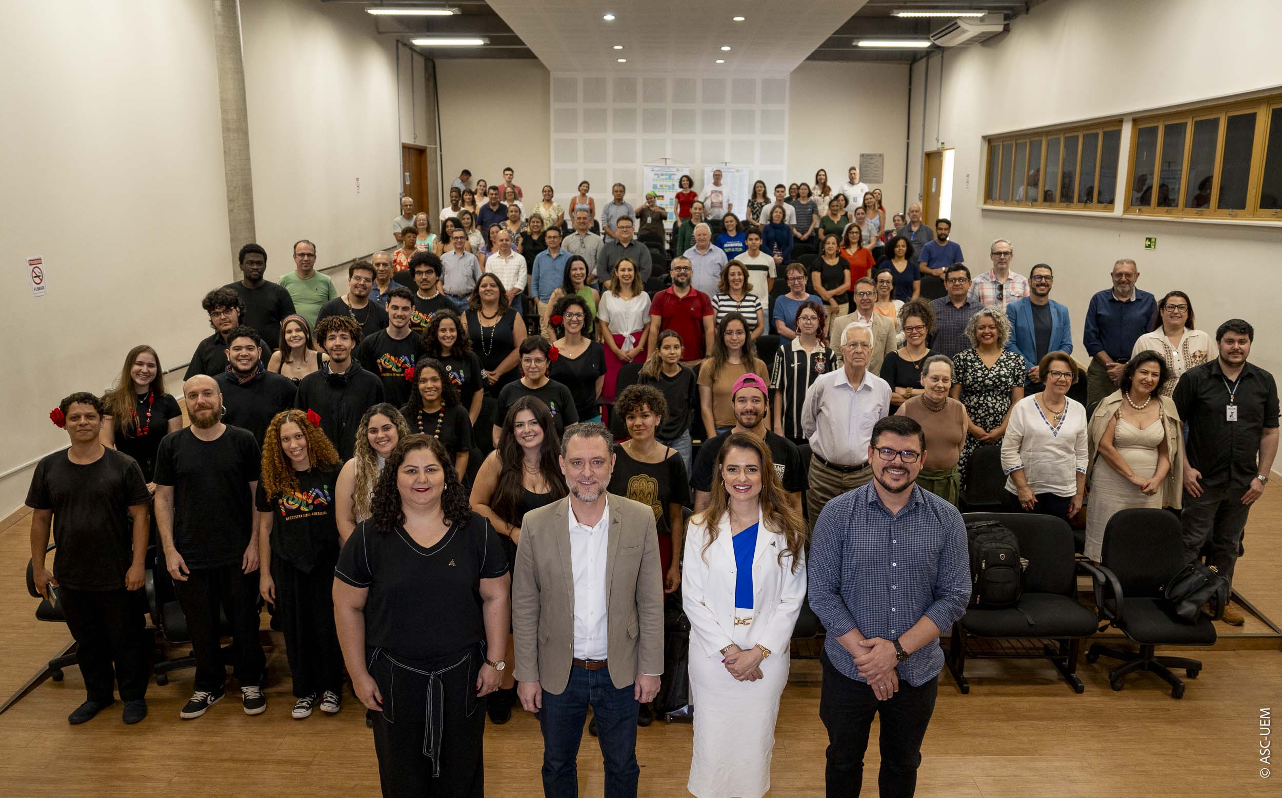 A abertura foi prestigiada por servidores, alunos e professores que lotaram o auditório da BCE