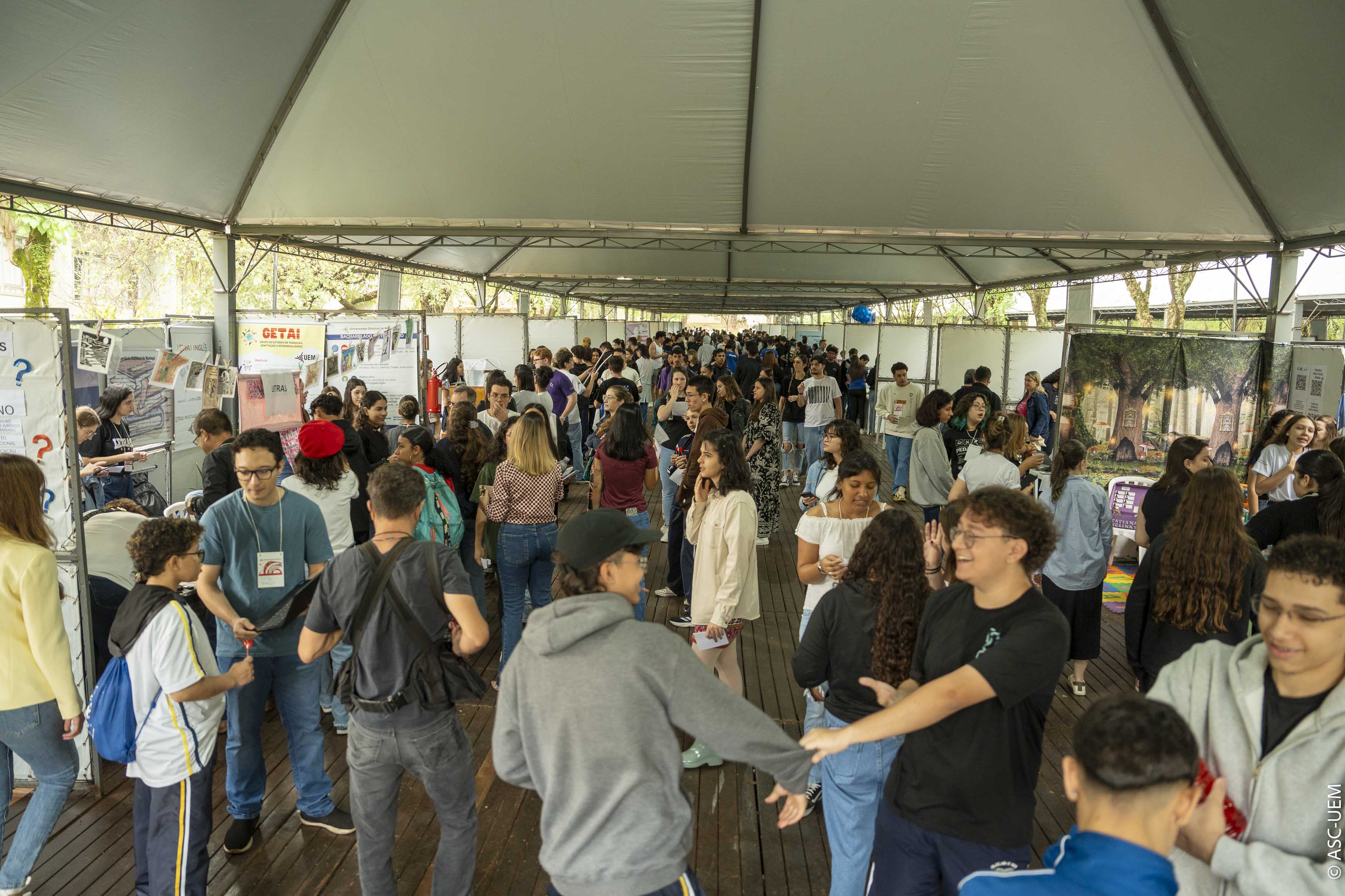 Milhares  de jovens estão conhecendo os cursos oferecidos pela UEM; evento ocorre junto com o Paraná Faz Ciência