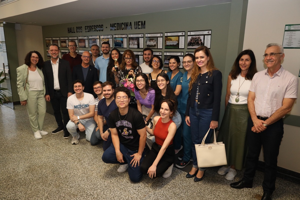 Atividade envolveu reitoria, docentes e estudantes, que se reuniram no Departamento de Medicina (DMD), local onde está o mural em homenagem às turmas